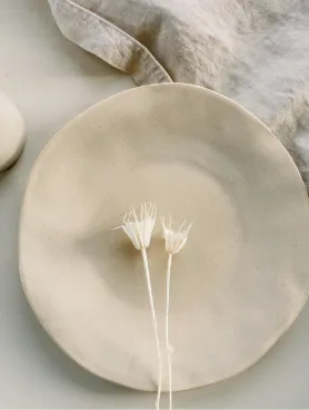 Plato de ceramica beige para decoracion de mesas en eventos