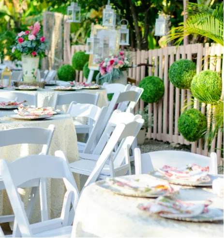 Decoracion de mesas para boda al aire libre con manteleria elegante