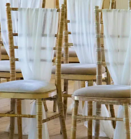 Sillas chiavari doradas para bodas y eventos con tela decorativa